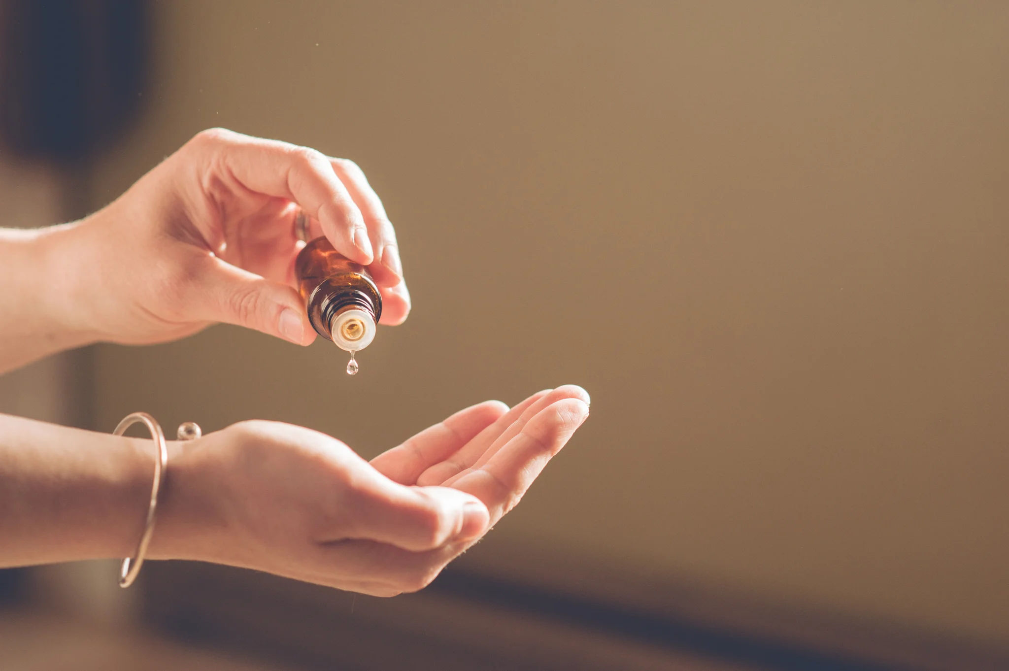 Woman_Using_Oils-102.jpg