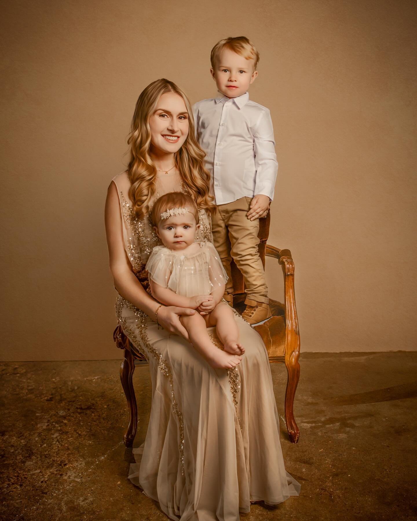 Mama and her sweet babies.
#HMUa: @dallennicole