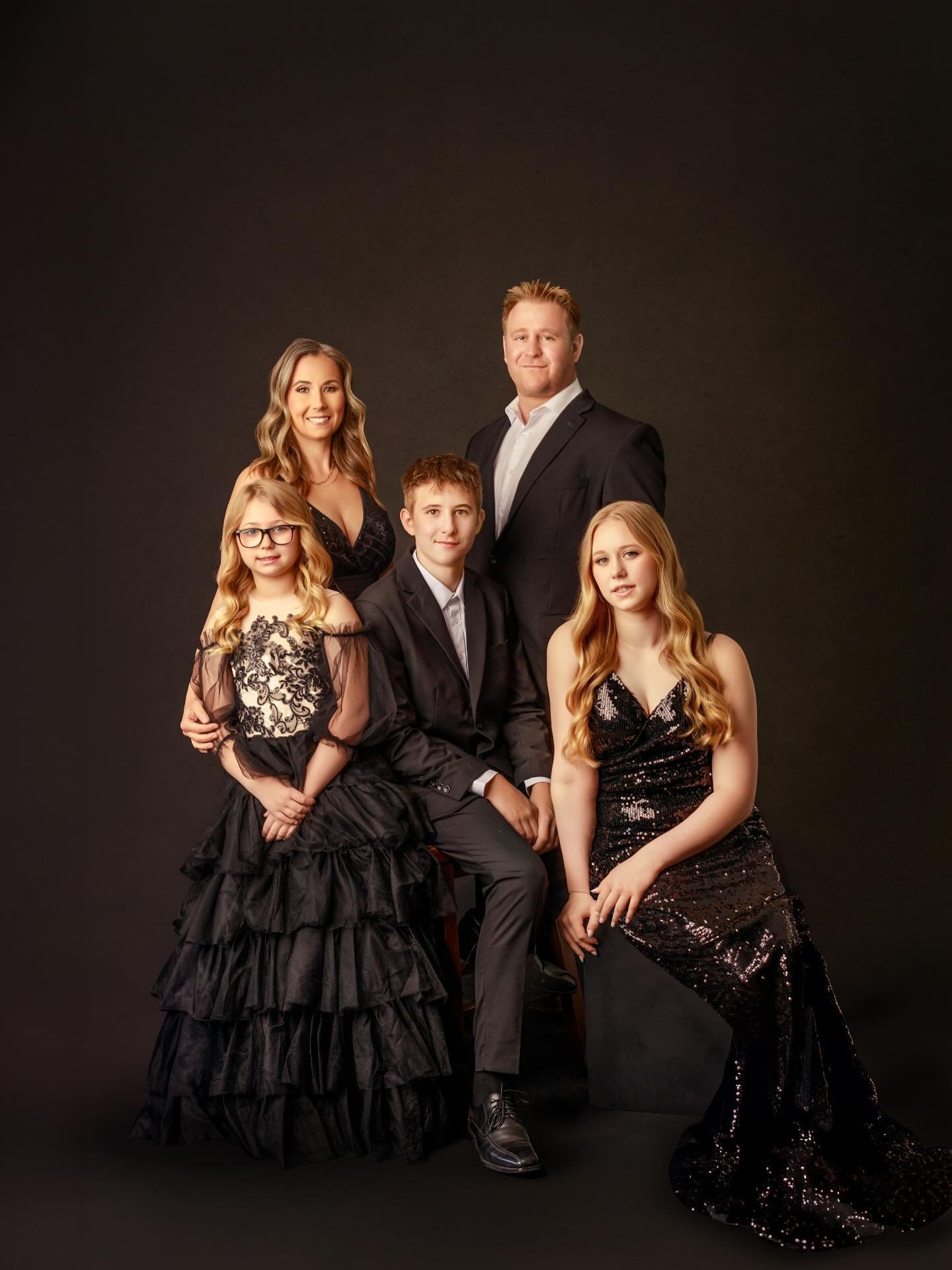 I love photographing families with tweens/teens!

It&rsquo;s the perfect age for a fine art session. How great do they look?

Hair and makeup: @dallennicole