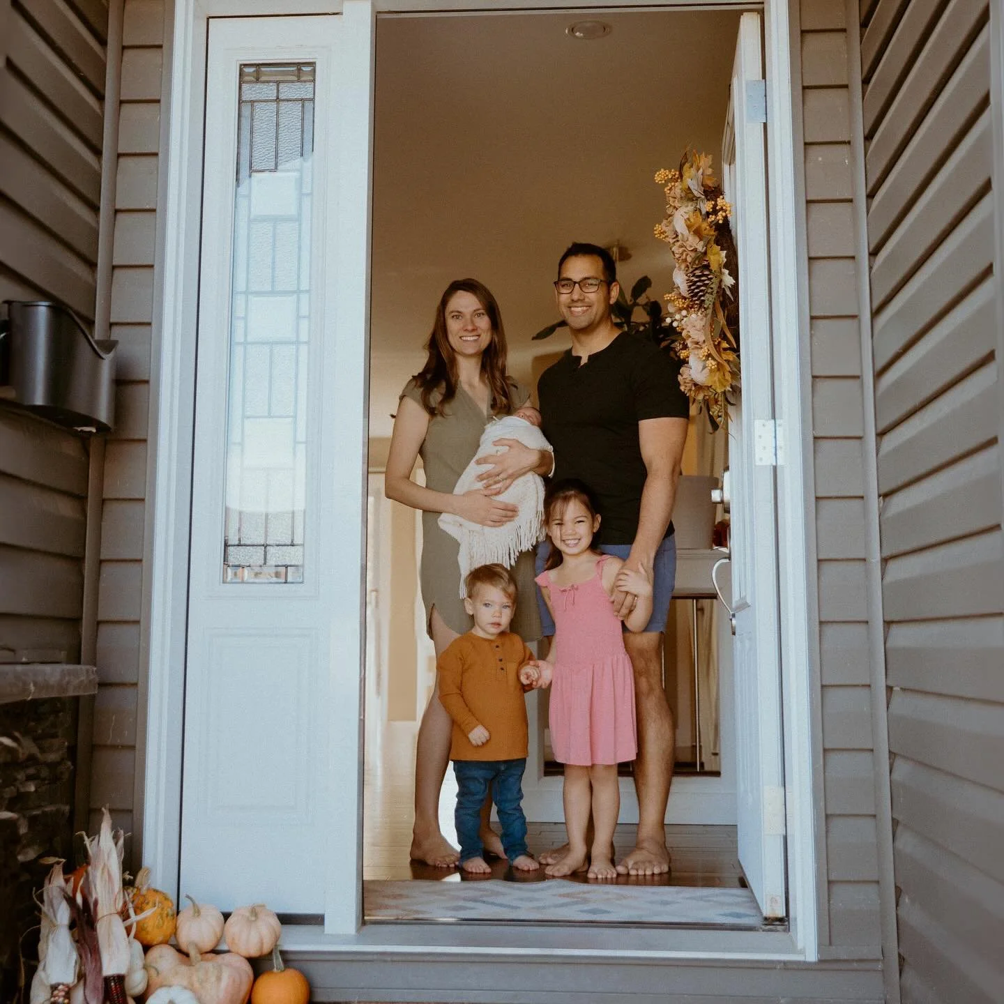 An autumn baby 🍂 From photographing their wedding all the way up to their third little one, it&rsquo;s been an honoring capturing so many memories!