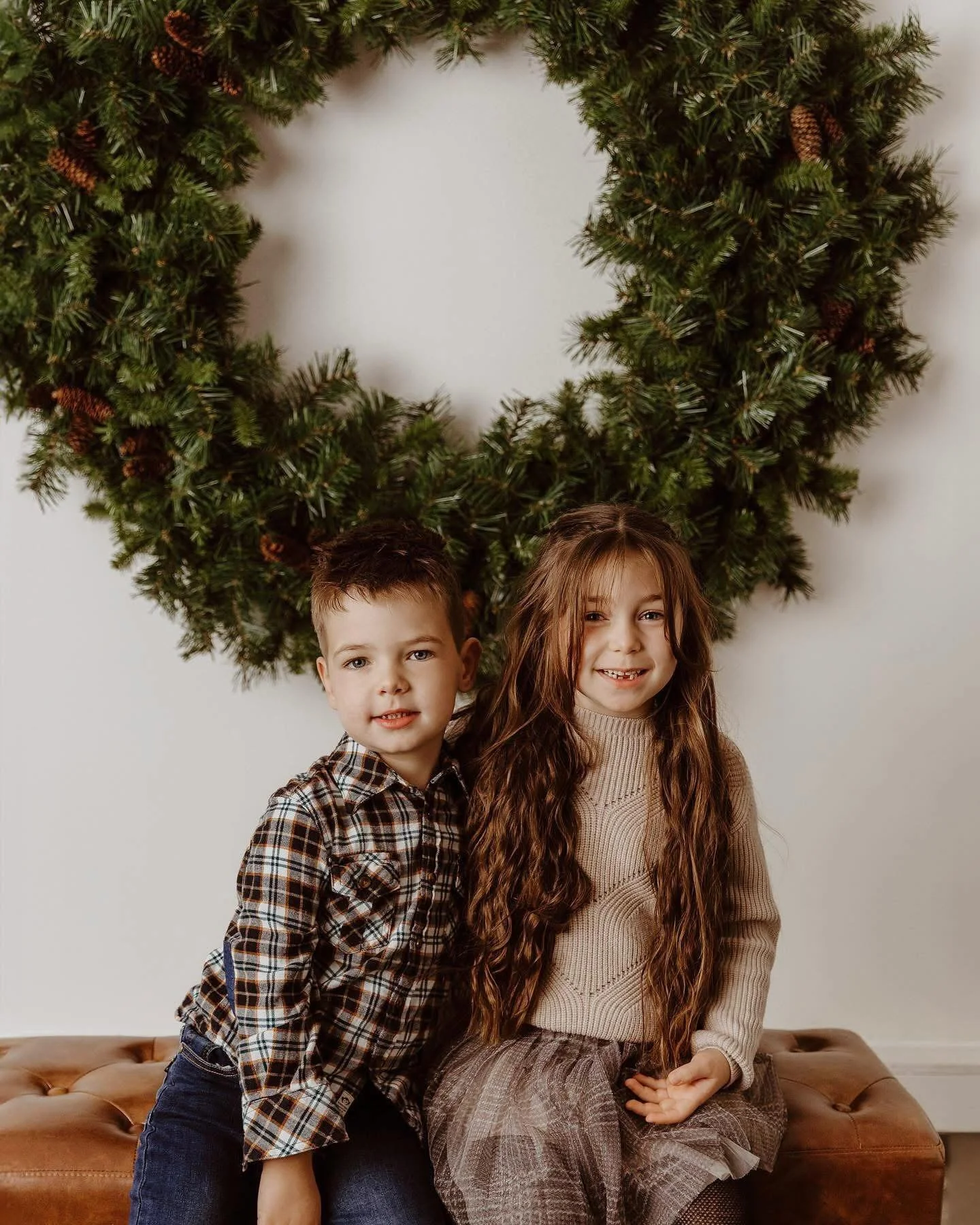 Only two spots left for Modern Holiday Minis next Sunday (November 16).

$225 +tax // 5 Images included

Link in bio to book ❤️