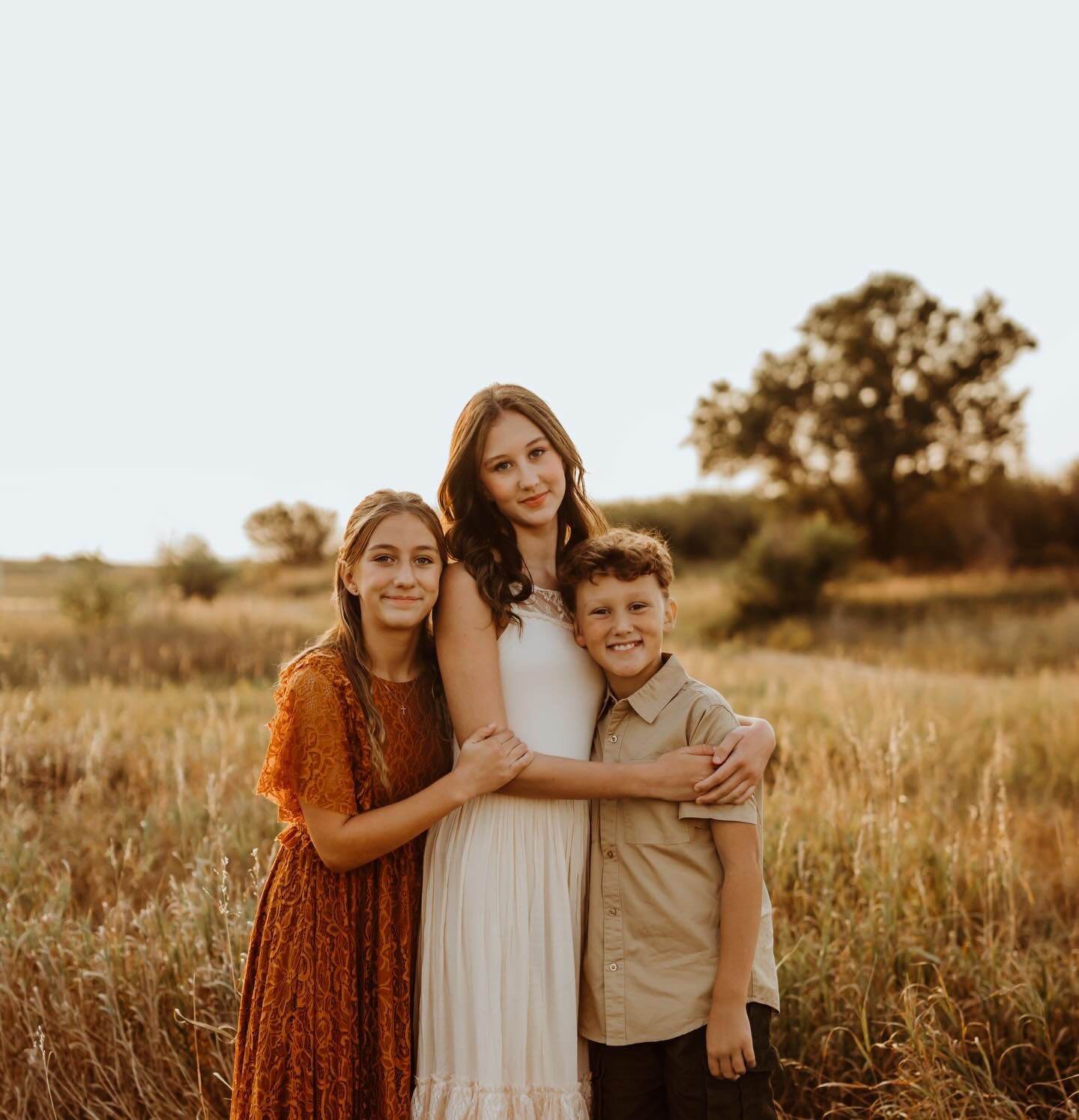 Currently booking Summer of 2026 sessions! Half and full sessions available.

And yes, you have full access to the client closet if needed!

www.jessicahunterphotography.com