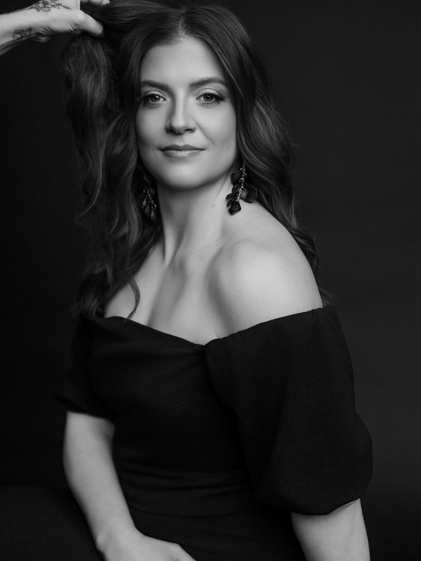 An ode to Dallen&rsquo;s hand! 😂

We finished up the last of our Embolden Project sessions on Sunday and I just wanted to give a huge shoutout to @dallennicole for spending 12 of her mornings with us, doing incredible hair and makeup, making sure wo