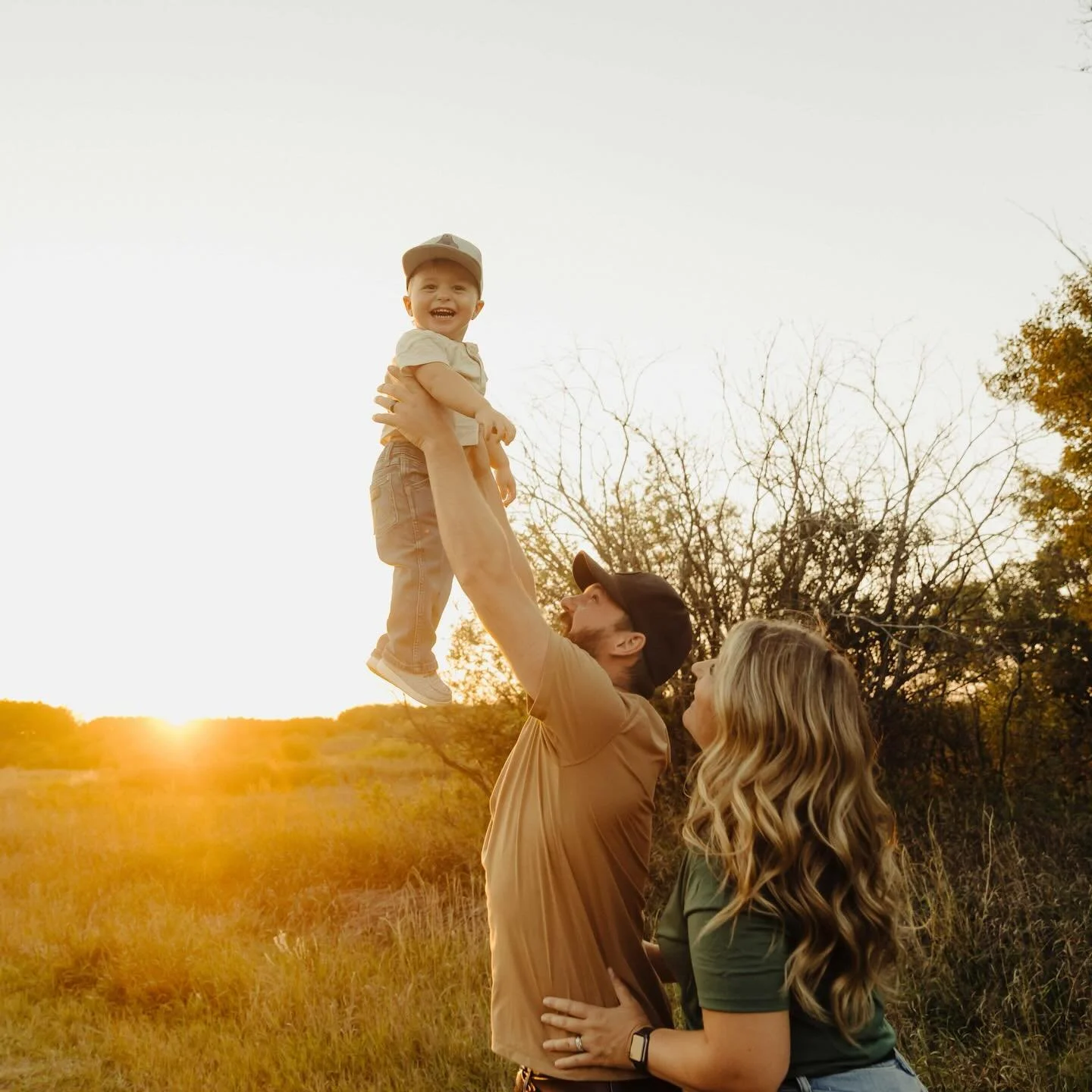 Want to know why all of my sessions occur in the two hours prior to sunset? 🌅 

Saskatchewan is (in my opinion) one of the most technically difficult lighting wise places to shoot.

We have high bright sun ☀️ for a LONG time with little to no diffus