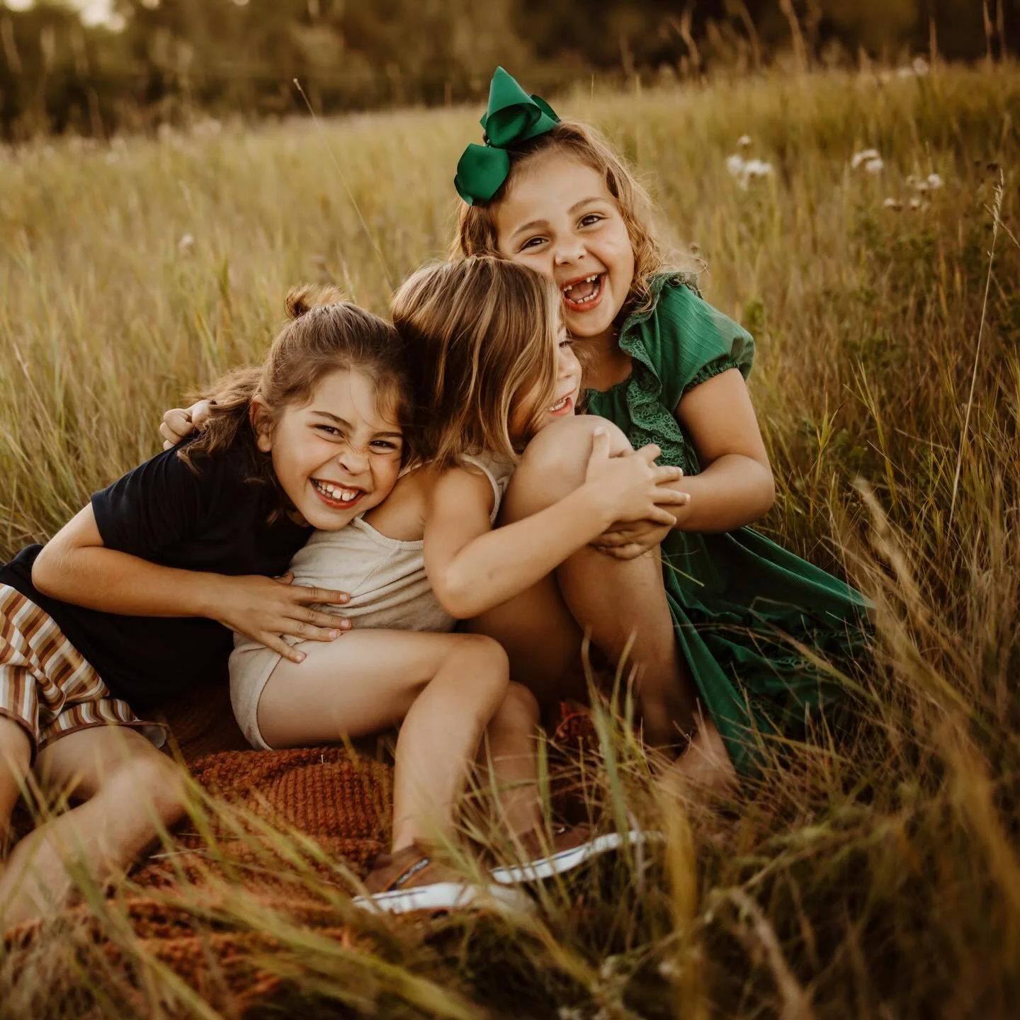 Parents! It&rsquo;s okay for your kids to be silly and wild during sessions! That what makes them ✨ YOU ✨ 

Forced smiles are okay but real ones are magic! 🪄 

#weyburnphotographer #weyburn #reginaphotographer #familyphotographer #kidsphotography