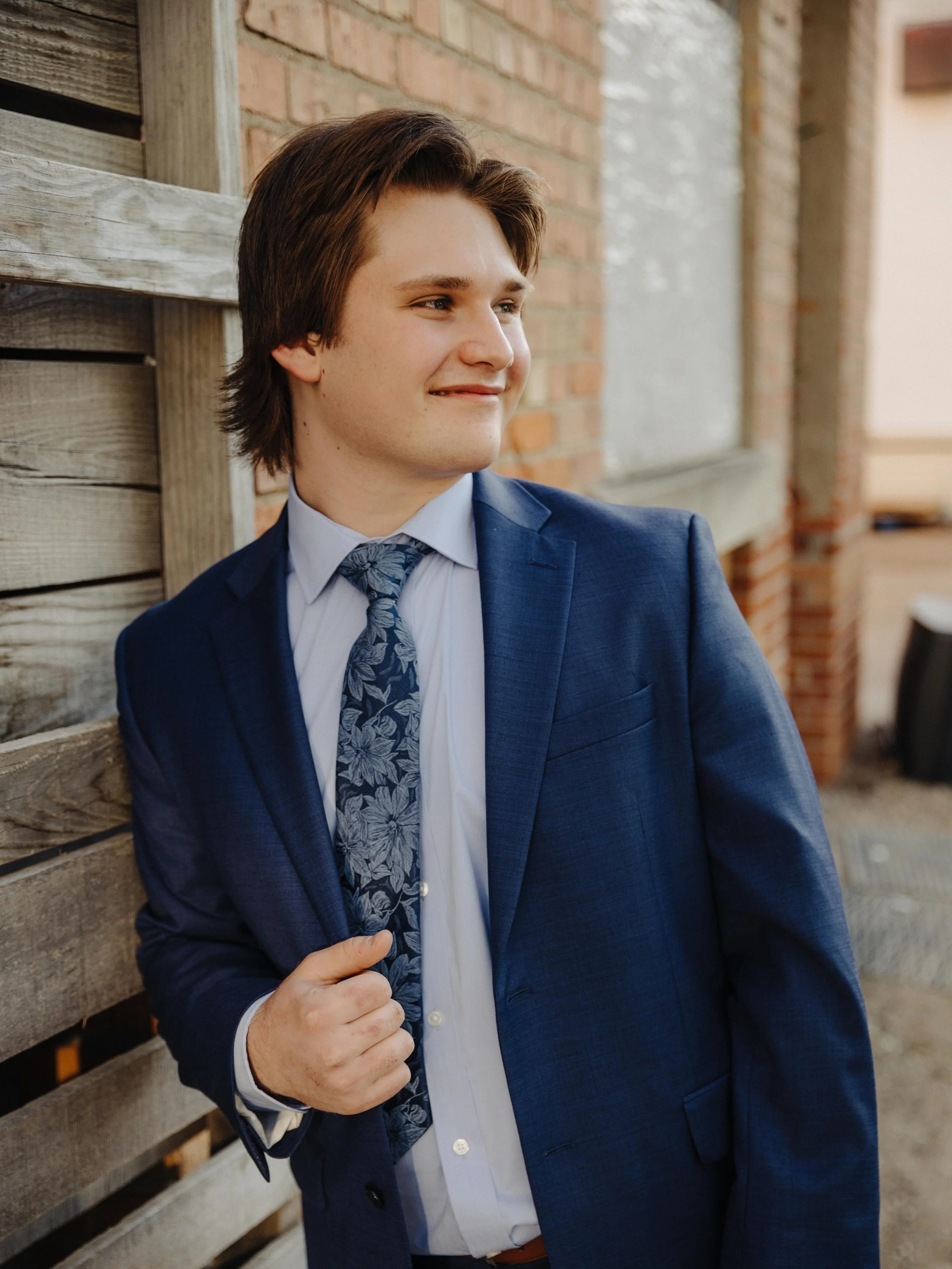 Excited to share more from Kaleb&rsquo;s session!

#gradphotographer #weyburnphotographer #weyburn #yqrphotographer #saskphotographer