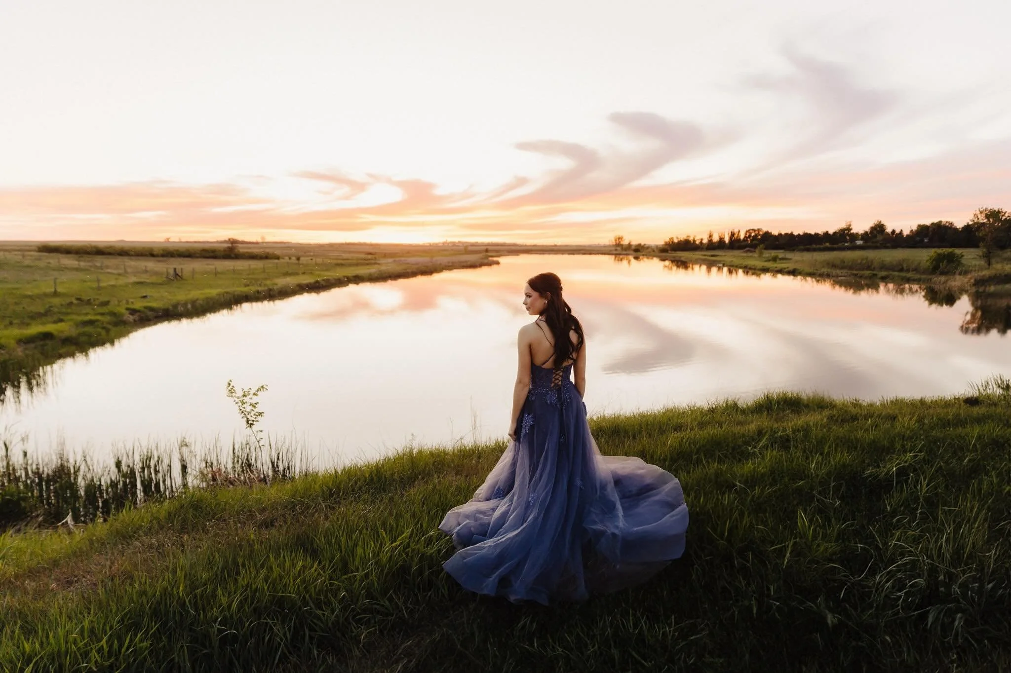 The weather gods gave us one magic night for Maggie!

Hair and makeup: @brittanyroy

#gradphotographer #gradphotos #weyburnphotographer #weyburn #yqrphotographer