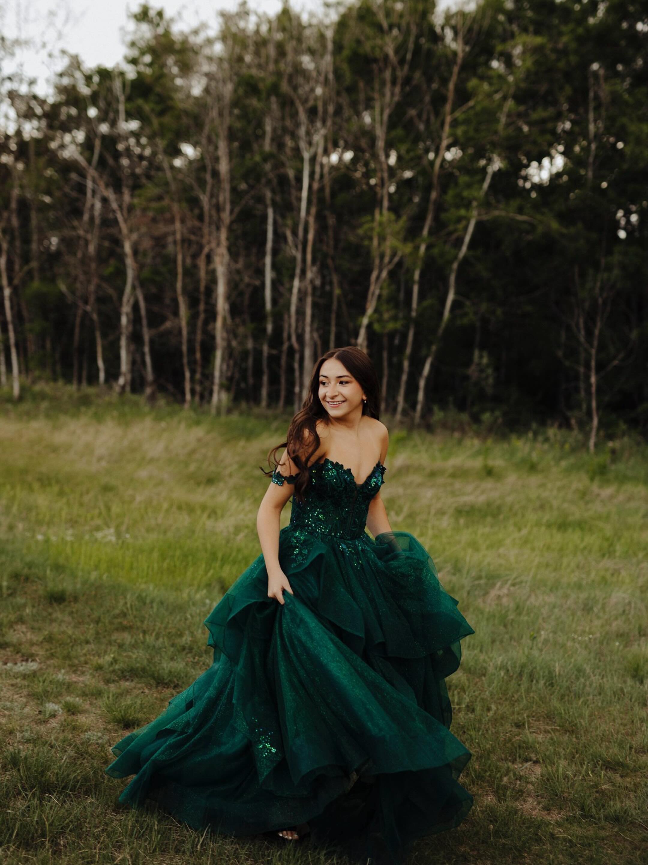 ✨ AVERY ✨ 

Avery was sooo much fun at her session! She got one of the coldest days and you would never know it because her smile and amazing spirit created magic. 

#gradphotographer #weyburnphotographer #reginaphotographer #weyburn #saskphotographe