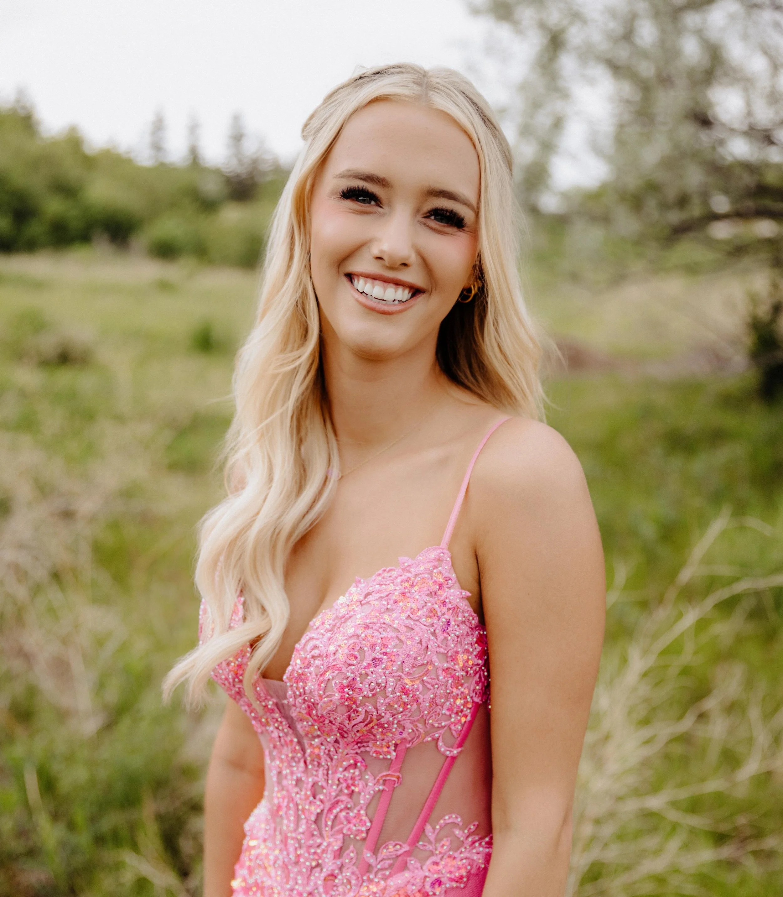 Payton braved the wind (and the ticks) for her session! She was a trooper!

Dress: @nwldresses 
Hair: @hailey.neiszner 
Makeup: @bentbeautybypatrice 

#gradphotographer #weyburnphotographer #saskphotographer #yqrphotographer #weyburn