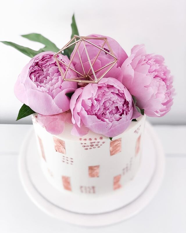 Happy happy birthday @sideofglam I hope you have an amazing birthday weekend! Thank you so much for your kind words!.
.
.
Words from @sideofglam : &ldquo;My birthday cake by @watertowheatcakery is the MOST BEAUTIFUL THING I&rsquo;VE EVER SEEN!!! I am