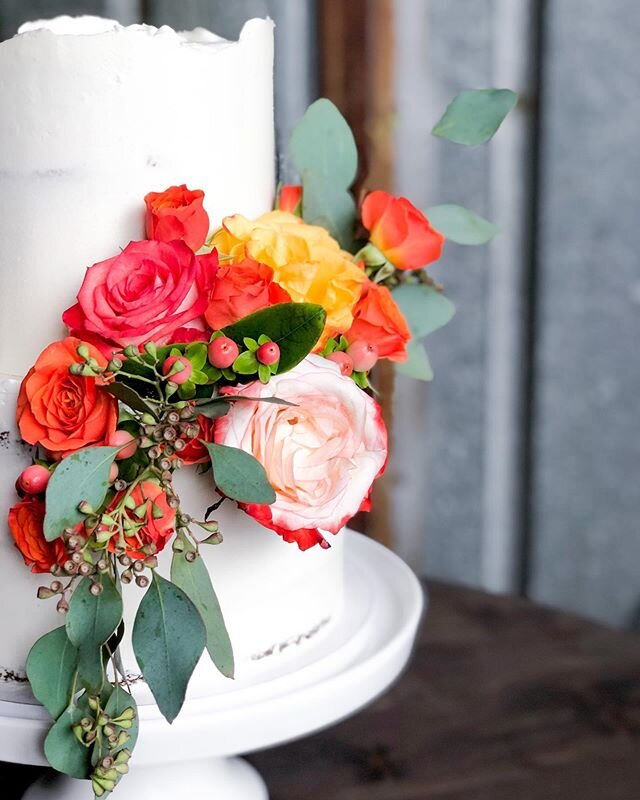This past weekend was my first wedding back since all the craziness started! From here until end of 2020 my schedule ramps up with tons of wedding cakes! A huge CONGRATULATIONS to @styled.bysadie on your marriage!.
.
.
.
#weddingcake #seminaked #kcwe
