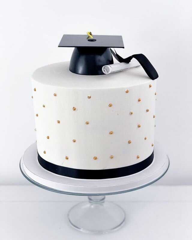 Simple and classy graduation cake coming at ya! To the class of 2020, YOU DID IT, congratulations on this accomplishment!.
.
.
.
#classof2020 #graduationcake #cakesbyaubrey #watertowheatcakery #simplecake #classycake #prettycake #cakedecorating #cake