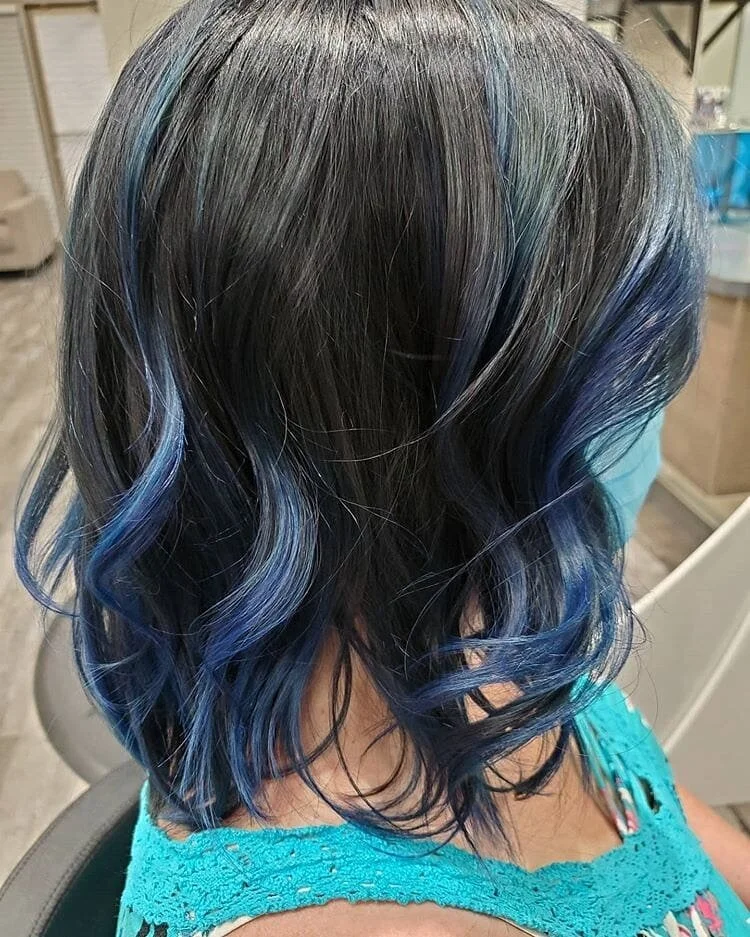 I'm blue 🎵 da-ba-dee - what was it? 

We're bringing it back to the 90s with this slick blue 'do. 90's kids, what are those lyrics?!

Stylist: @ragingshadesyyc 

#bluehairdontcacre #babylights #bluebalayage #blendedbalayage #foilayage #fashionhairco