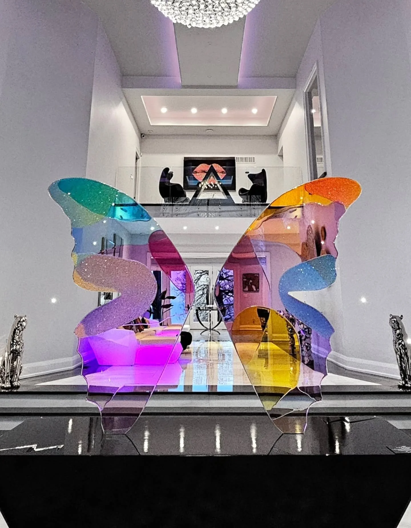 THE ENIGMA !! 🦋
&bull;
8 feet tall sculpture, layered with 5 carats of genuine diamonds