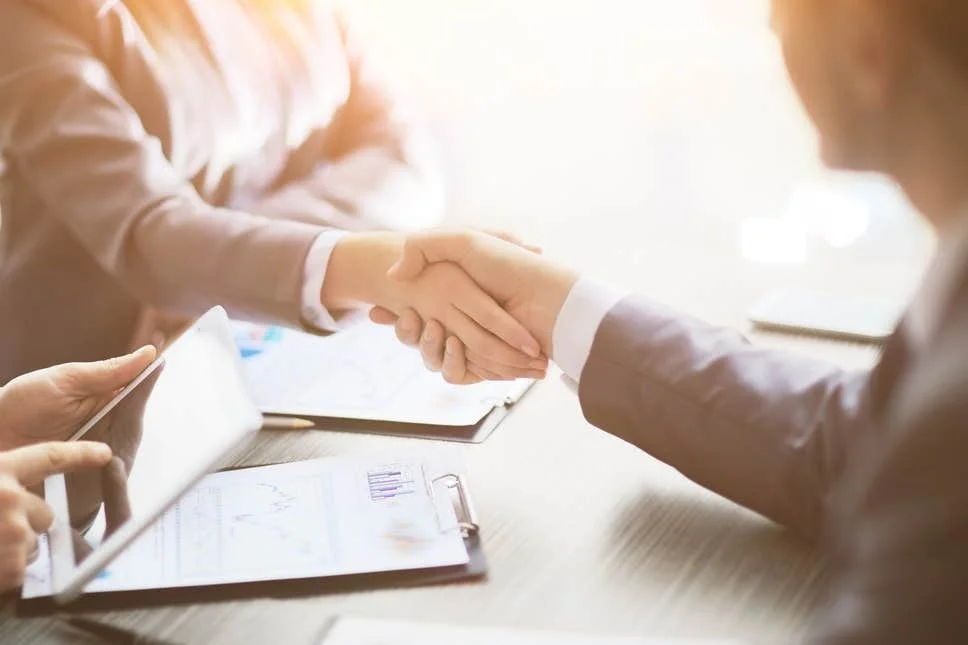 sunnymalefemalehandshake.jpg