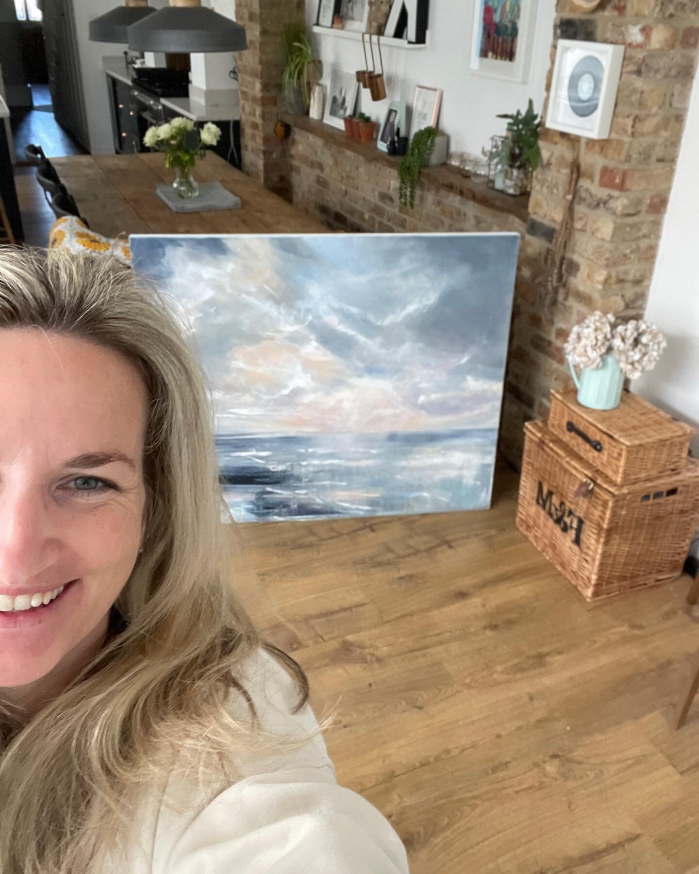 Happy face! 🙌🏻 Delivering my last commission for this year! Books will reopen in 2024! 💫 

#artforthehome #commissionedart #happyface #womenwhopaint #artforbreakfast #connectedartists #bigcanvaspainting #canvaspainting #hopeful #skyscape #hoveactu