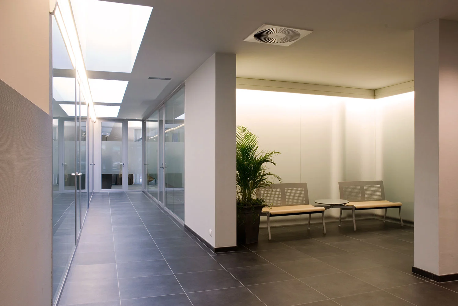 06_Dexia-Lier_Interieur_Inkom_Wachtruimte.jpg