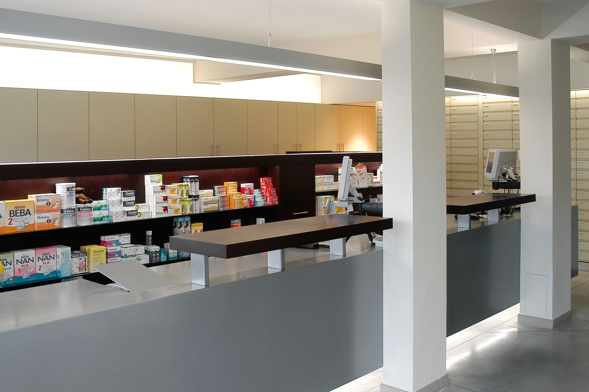 Apotheek-Debeule_Renovatie_Interieur_Balie_overzicht.jpg
