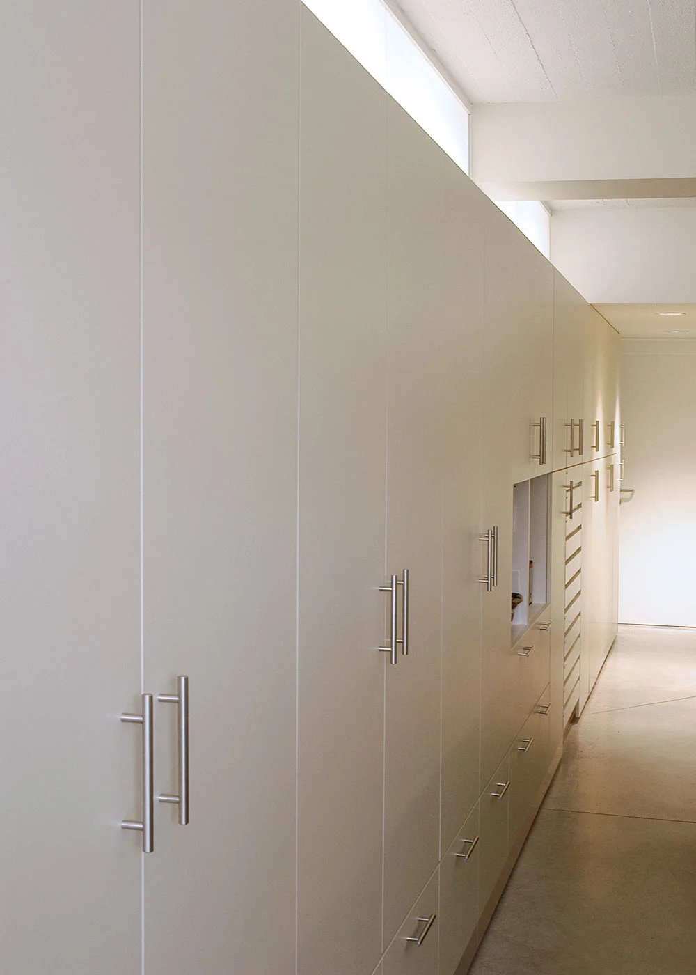 Apotheek-Debeule_Renovatie_Interieur_kastenwand.jpg