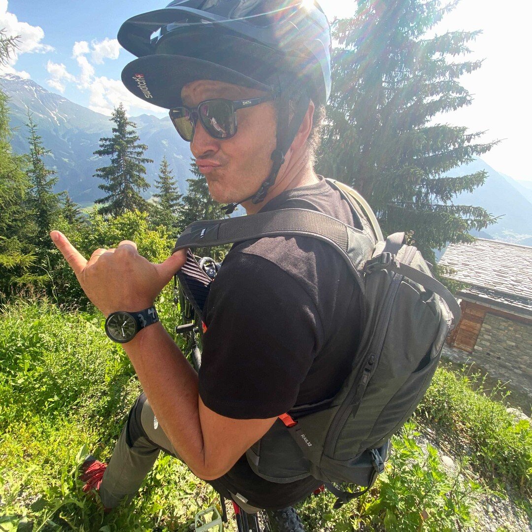 GIVEAWAY TIME to kick off your weekend! 
Now that we can get out exploring again @thule are giving away one of their backpacks, I have chosen the Rail12, as this little number is the perfect biking companion- or just general hiking and adventuring. 
