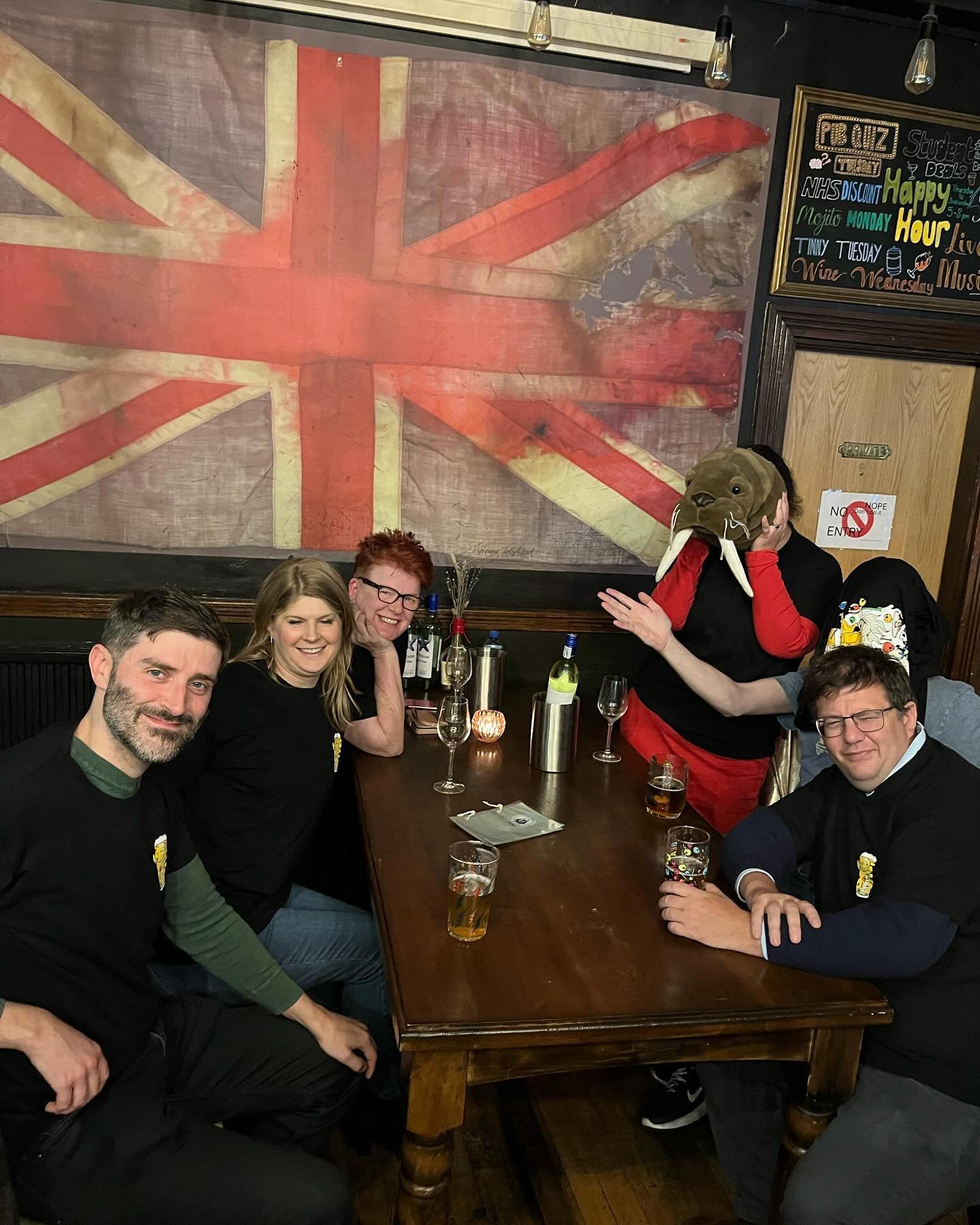 Big Congratulations to our pub quiz champions who enjoyed a beer in their @beavertownbeer shirts, aswell as Second place walking away with tote bags and a free can of @jubelbeer .
Make sure to reserve a table for tonight:)
#pub #pubquiz #londonbar