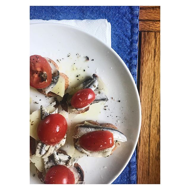 My recent summer stint on the Mediterranean has greatly improved my snack profile. See here👆: LUNCH. Toasted bread, manchego, white anchovies, tomato, and olive oil. Then an August-perfect Georgia peach and black coffee. A slow crawl back to the rou