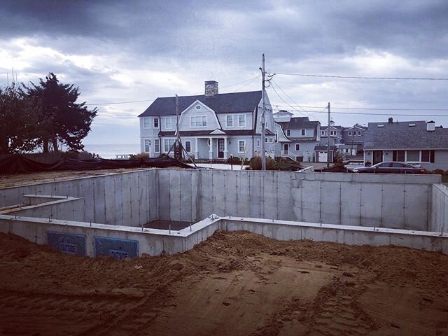 Great progress in Popponesset! Swipe to see more photos from different phases of the construction process.

General Contractor: @structuresbuildinginc 
#architecture #hgtv #houzz #architecturaldigest #designinspo #customhomes  #exteriordesign #dreamh