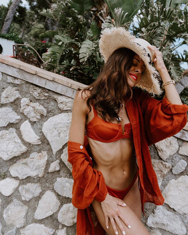 CIAO ladies! Raise your hand if you feel like your makeup is always melting off your face during the summer🙋🏽&zwj;♀️ With the weather being extremely hot here (Italian heat is next level heat!), I&rsquo;ve been keeping my makeup routine super simpl