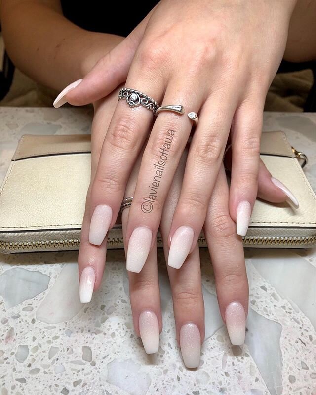 Happy Saturday and stay warm lovelies! ❄️ &bull;
&bull;
&bull;
&bull;
&bull;
&bull;
&bull;
&bull;
#nails #nailsofinstagram #dipnails #ombre #barrhaven #613nails #sparkles #white #winterwhite #nailinspo #inspo #instanails #nailswag