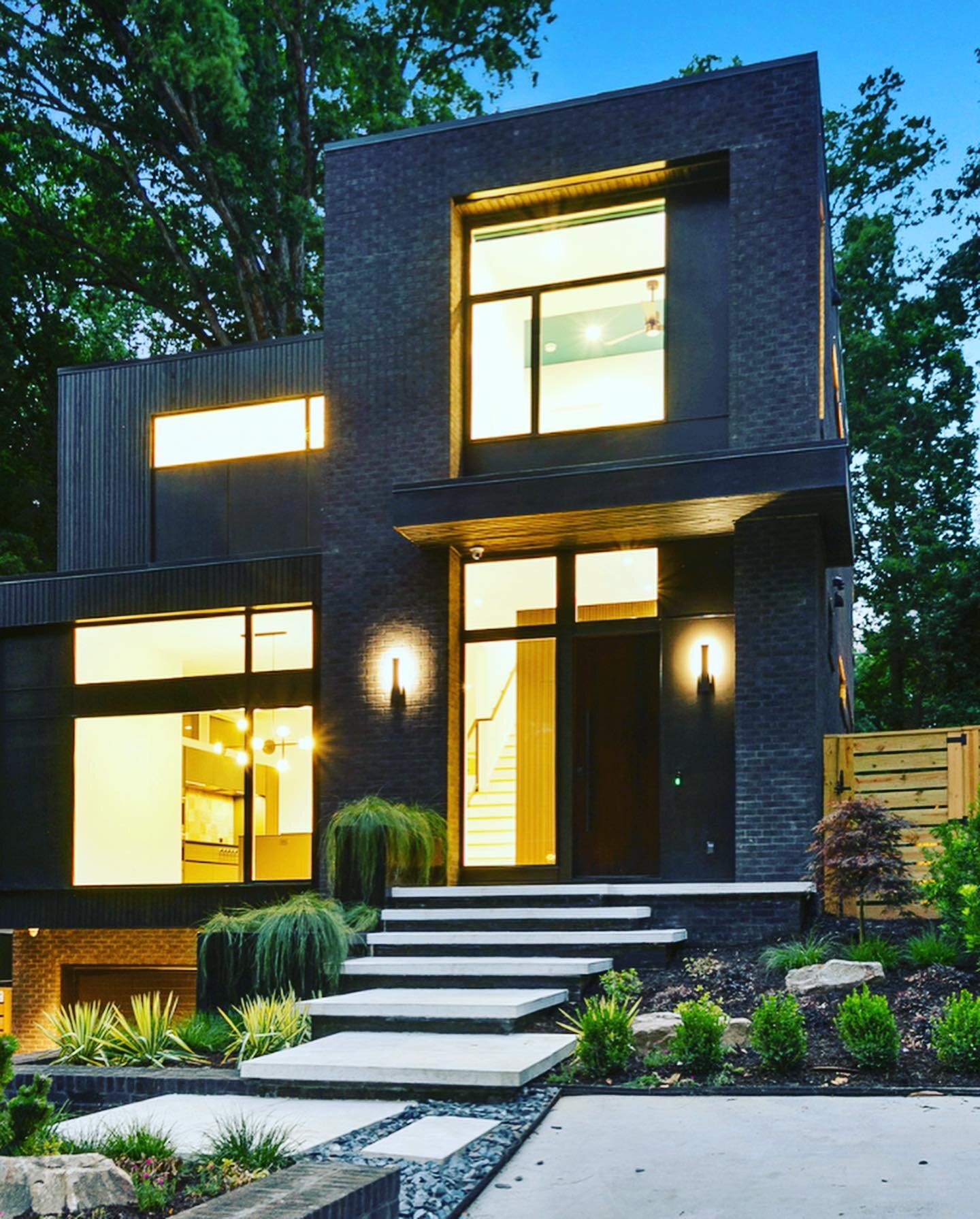 Evening shots of out latest build in Virginia Highlands&hellip; Custom build for an great customer&hellip; #custombuilder #custombuildingatlanta #modernatlanta