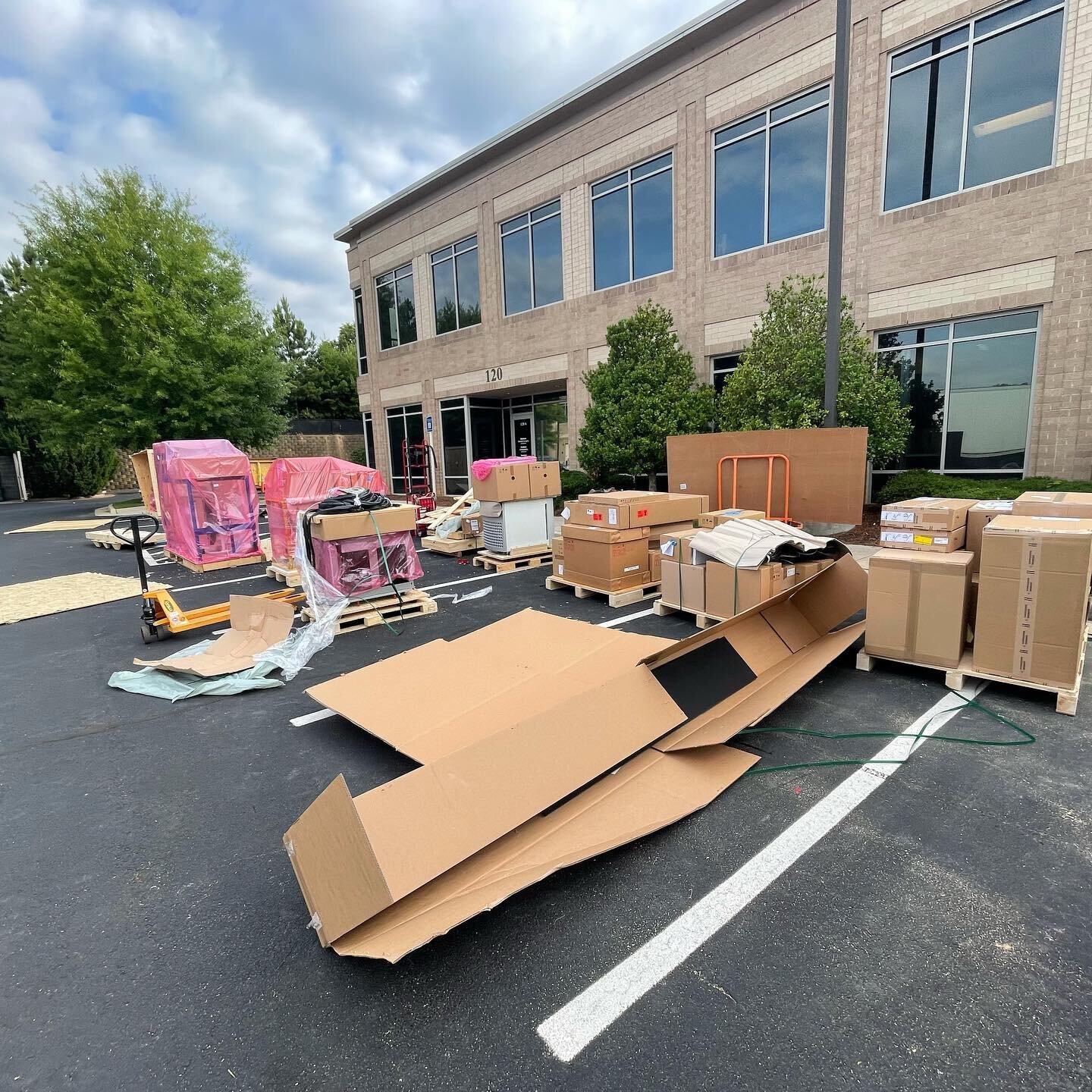 What it looks like when Siemens shows up with a Angio Suite CARM - Million Dollar Future Home of Georgia Vascular Institute #commercialconstruction #Georgiavascularinstitute #siemensmedicalsolutions #medicalconstruction #technicalconstruction #Medica