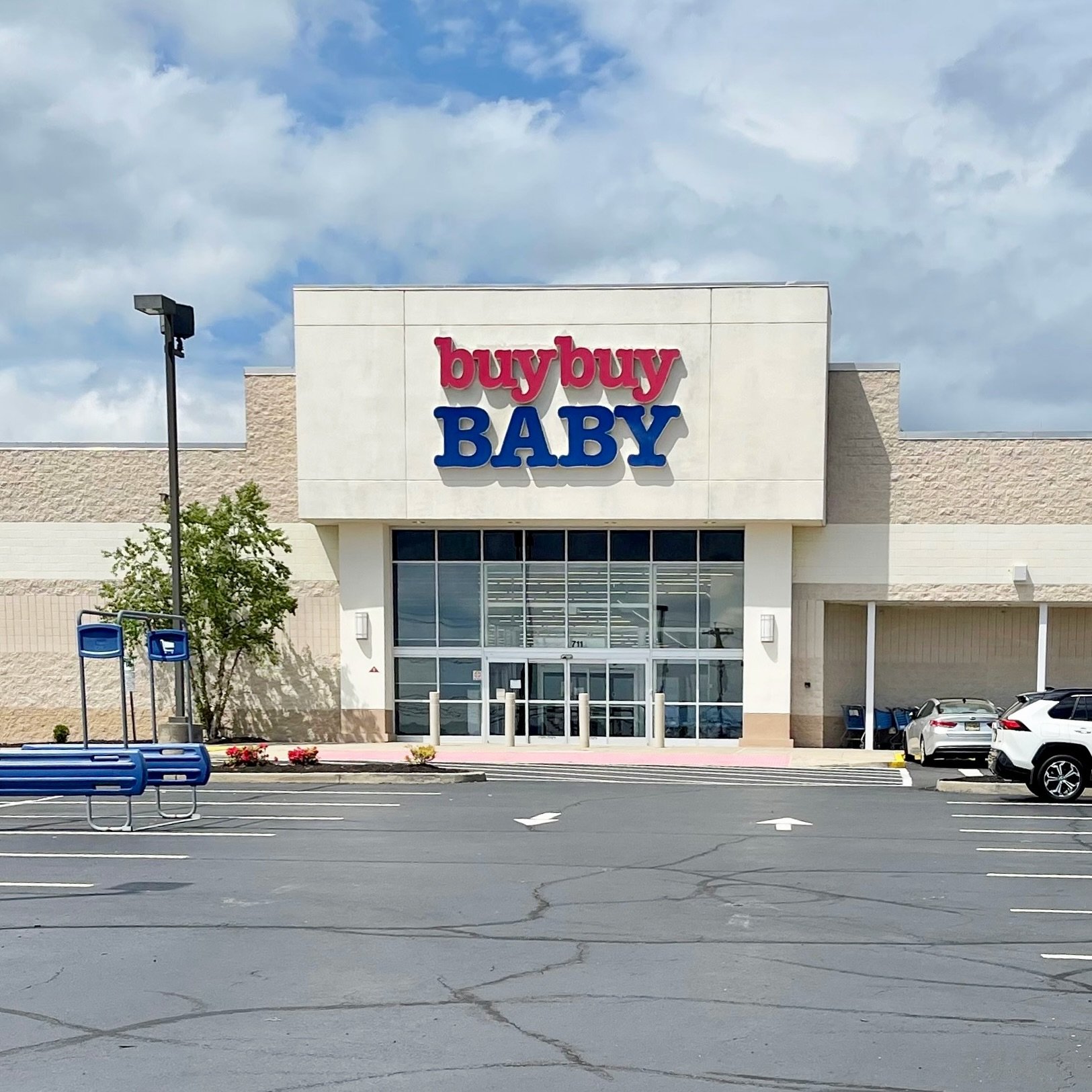 Former buybuy BABY space AVAILABLE FOR LEASE in Bridgewater, NJ! Up to 32K SF, with 150 car parking and at a traffic light. DM for more info.