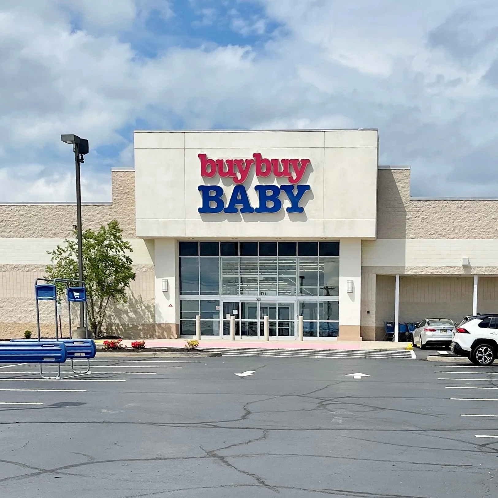 Former buybuy BABY space AVAILABLE FOR LEASE in Bridgewater, NJ! Up to 32K SF, with 150 car parking and at a traffic light. DM for more info.