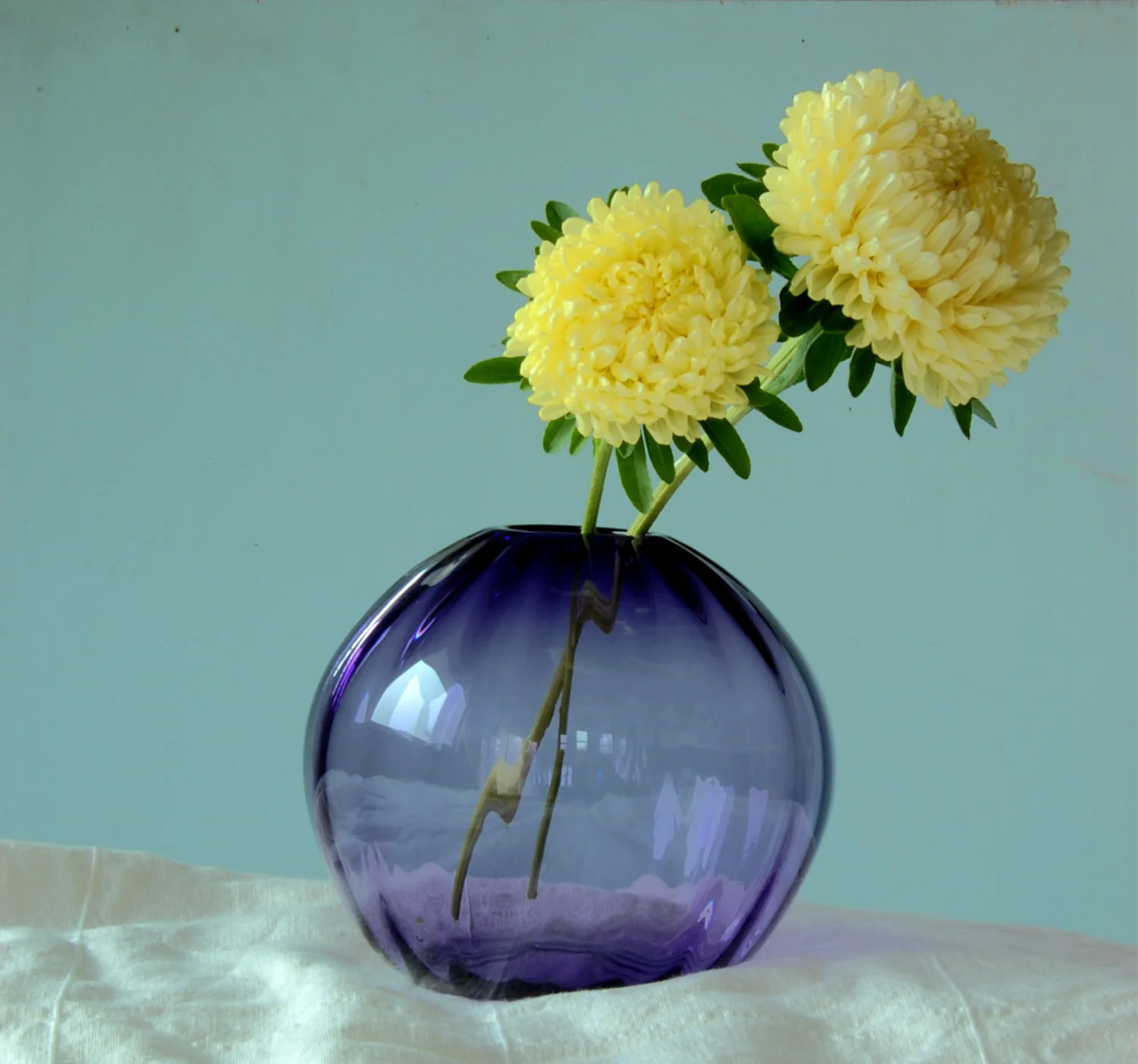 Lilla globe vase