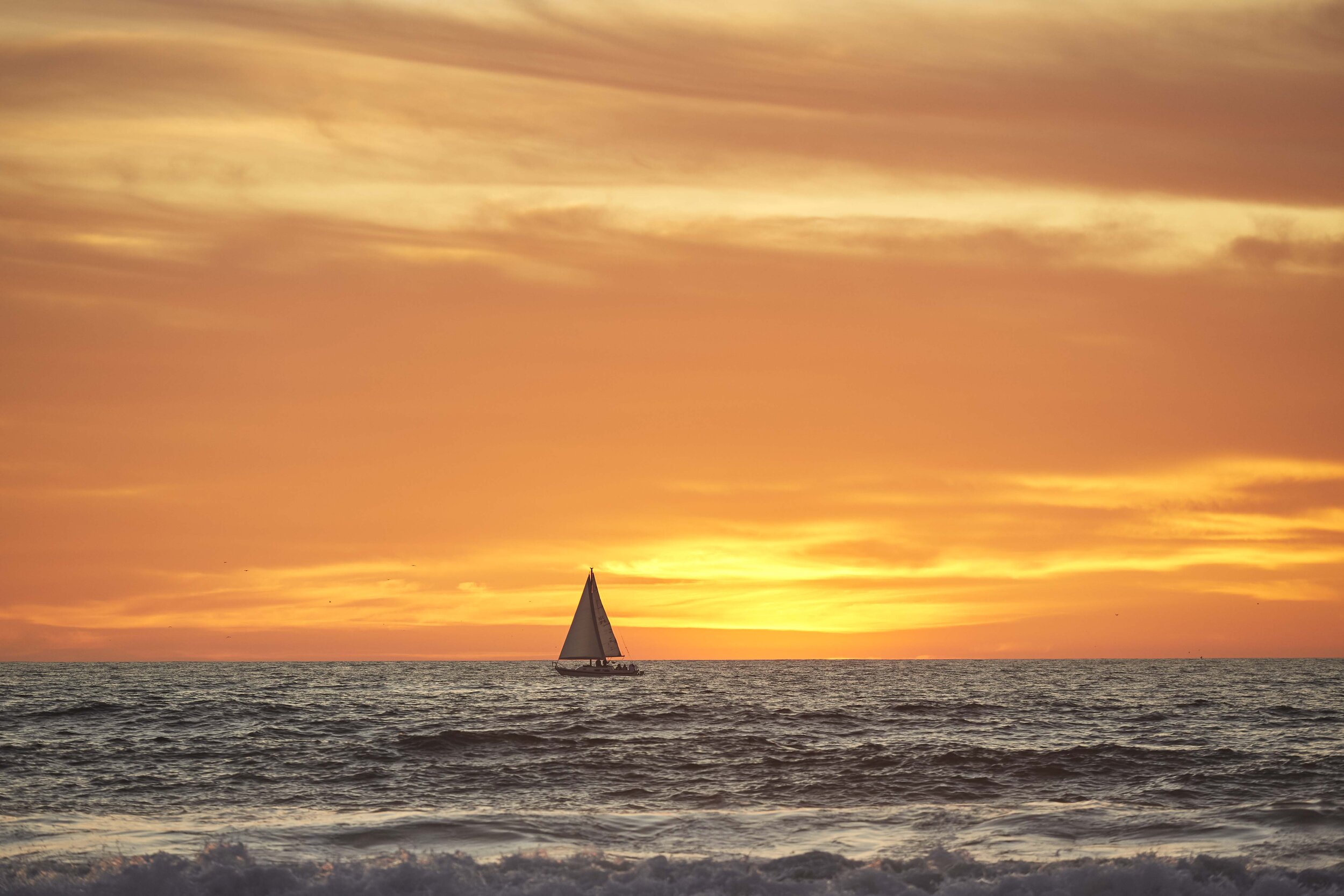 Sailing_at_sunset.jpg