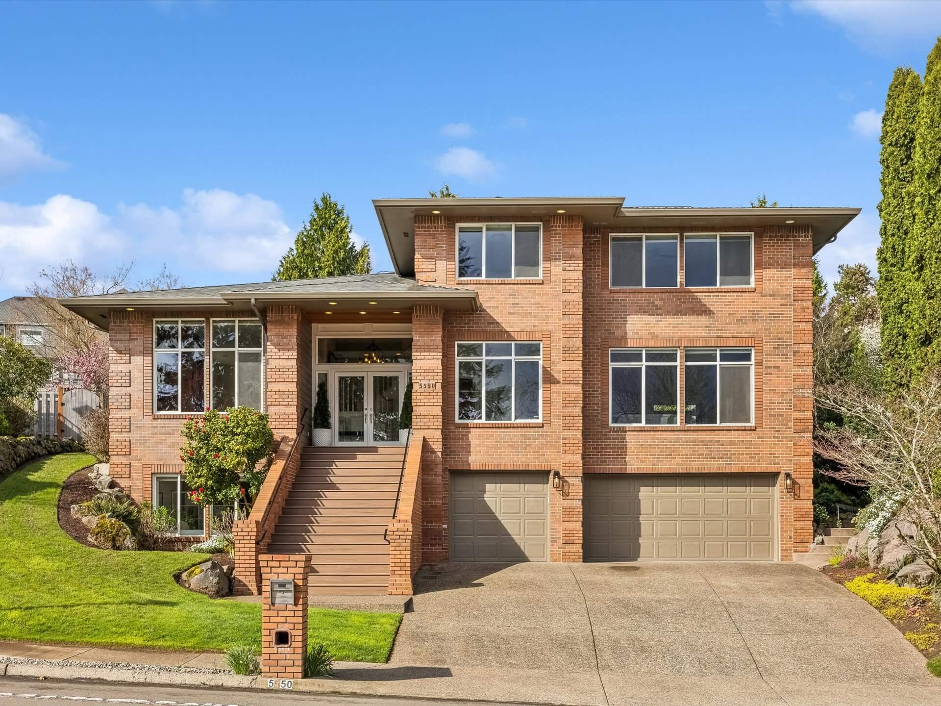 5550 Summit St &lt;strong&gt;$1,075,000&lt;/strong&gt