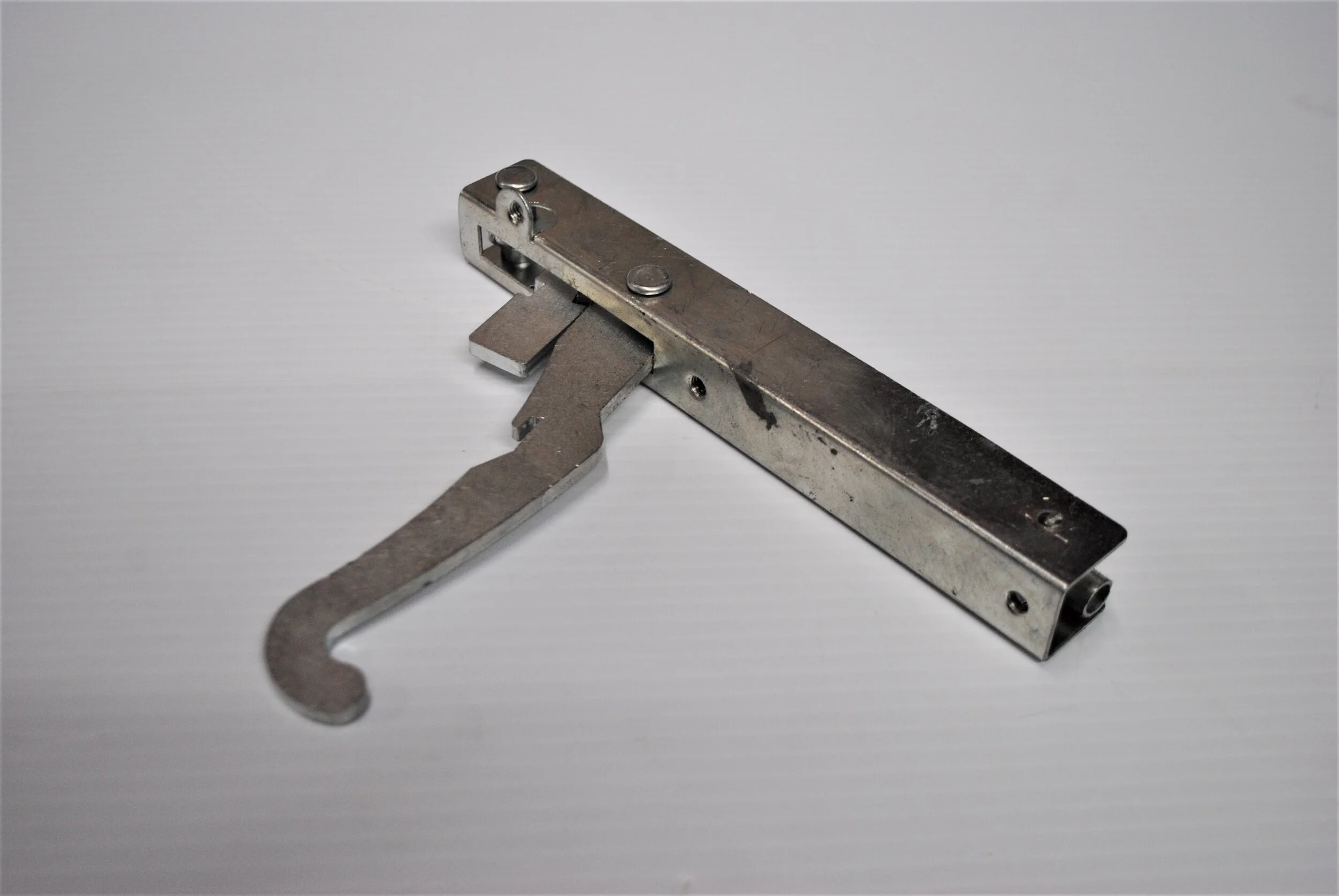 HINGE & BRACKET RGR LEFT SIDE.jpg