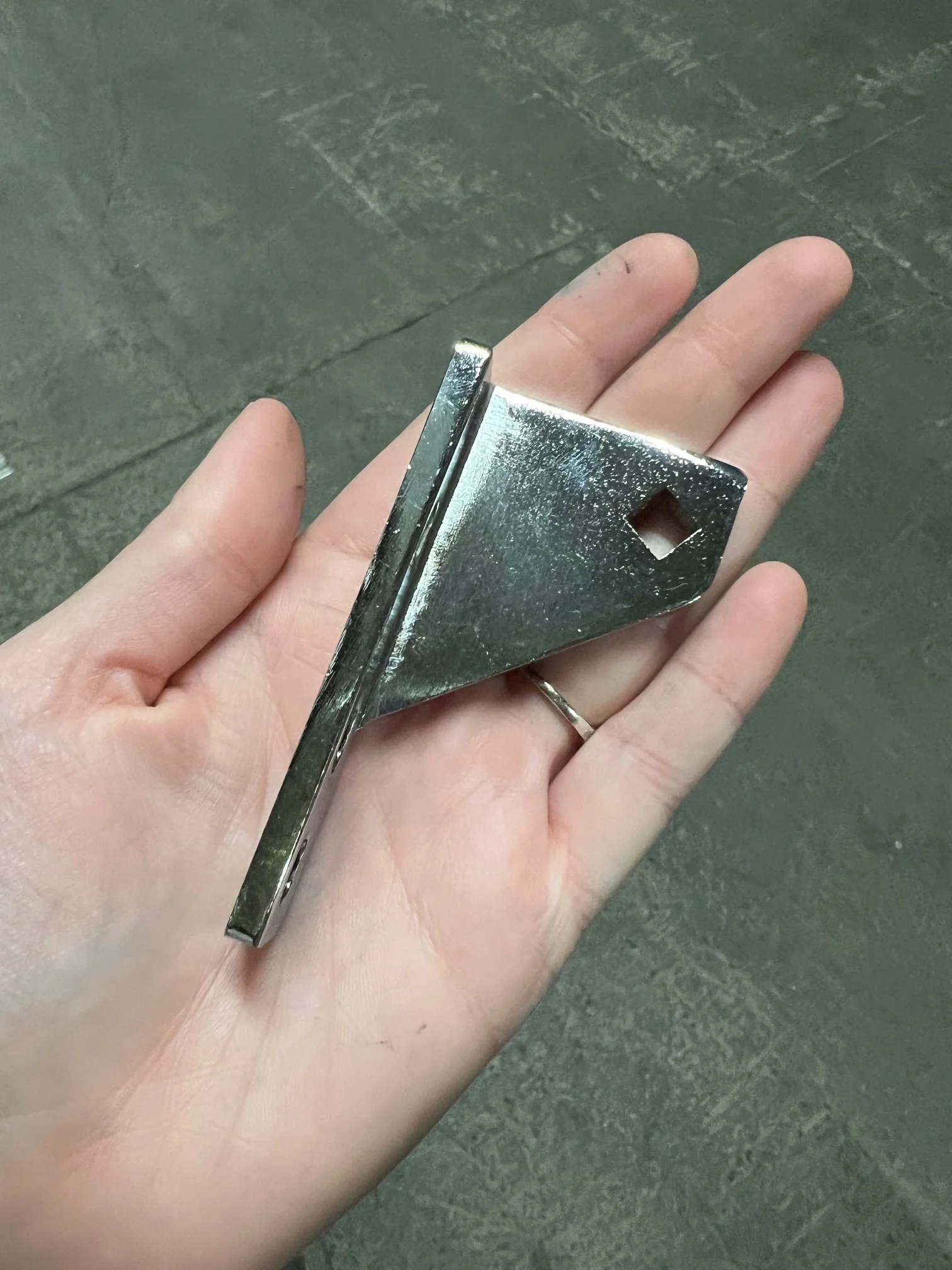 BOTTOM LEFT HINGE 2199002131 photo1.jpg