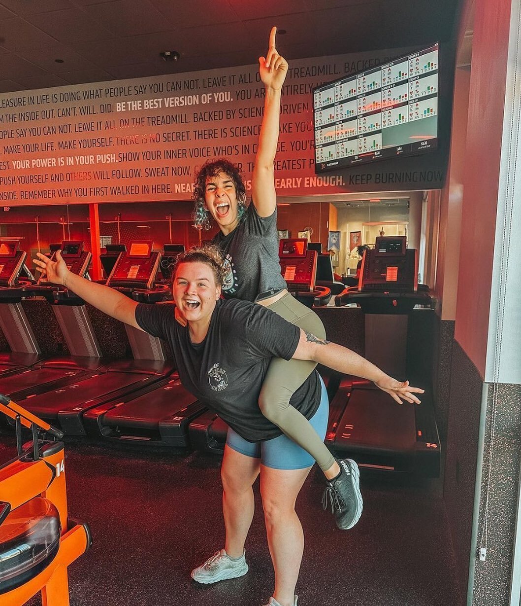 The post-workout class celebration feels so good! Get your first class free at @orangetheorylakeway 🍊💪
.
.
.
@oaksatlakeway @orangetheorylakeway #health #motivation #workout #workoutclass #healthyliving #orangetheory #sweat #atx #austin #fitness #5