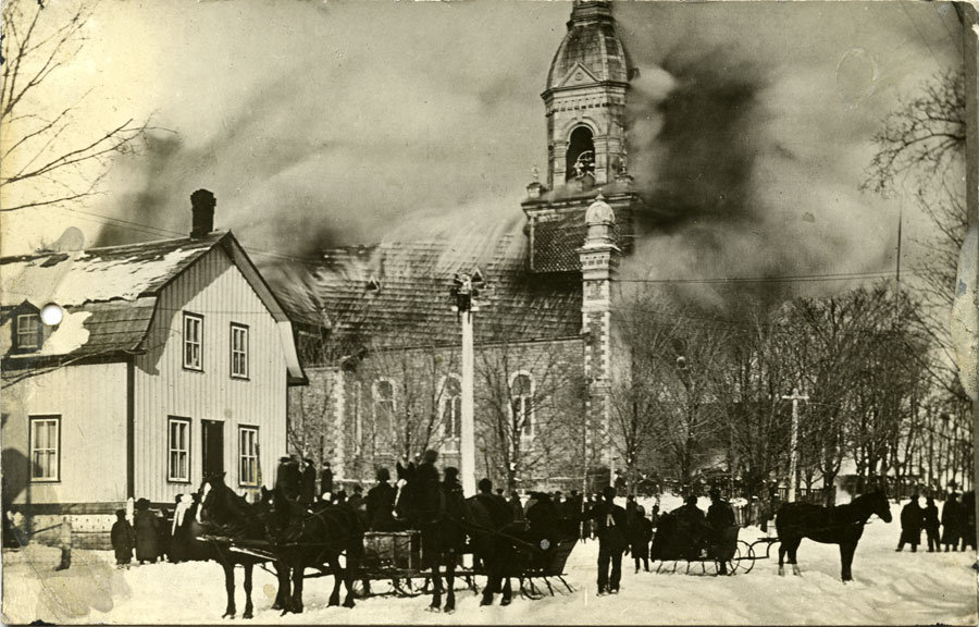 Église Ste-Trinité on fire, 1916