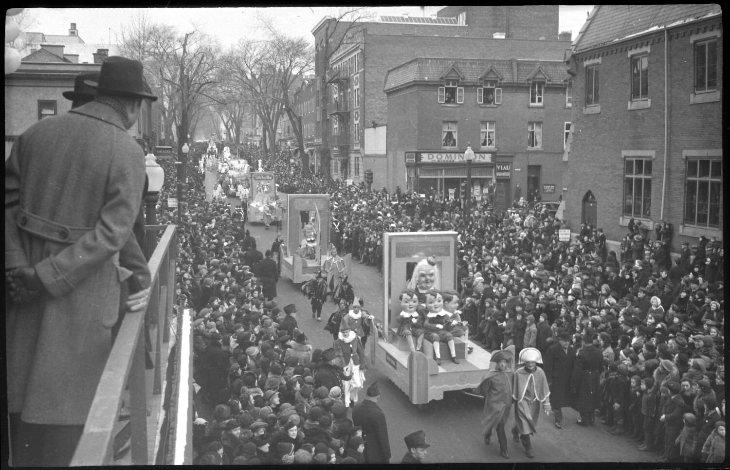 1938 photo of the Santa Claus Parade in Montreal (BAnQ)