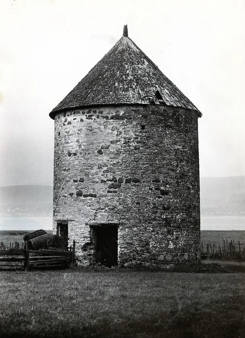 Moulin seigneurial Poulin datant de 1668, à Sainte-Famille. Photo prise vers 1925 par Edgar Gariépy, Bibliothèque et Archives nationales du Québec.