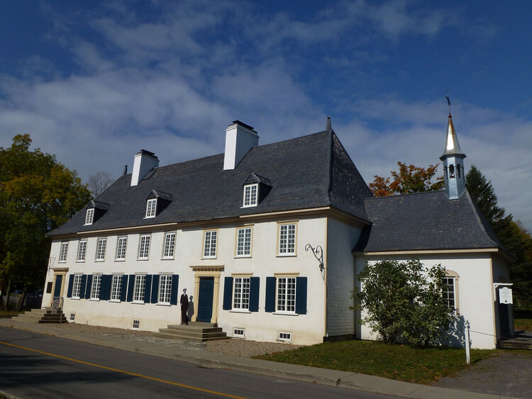 Le manoir Mauvide-Genest au 1451, chemin Royal à Saint-Jean. Photo prise en 2012 par la collaboratrice Wikimedia Commons Huguette Dion.