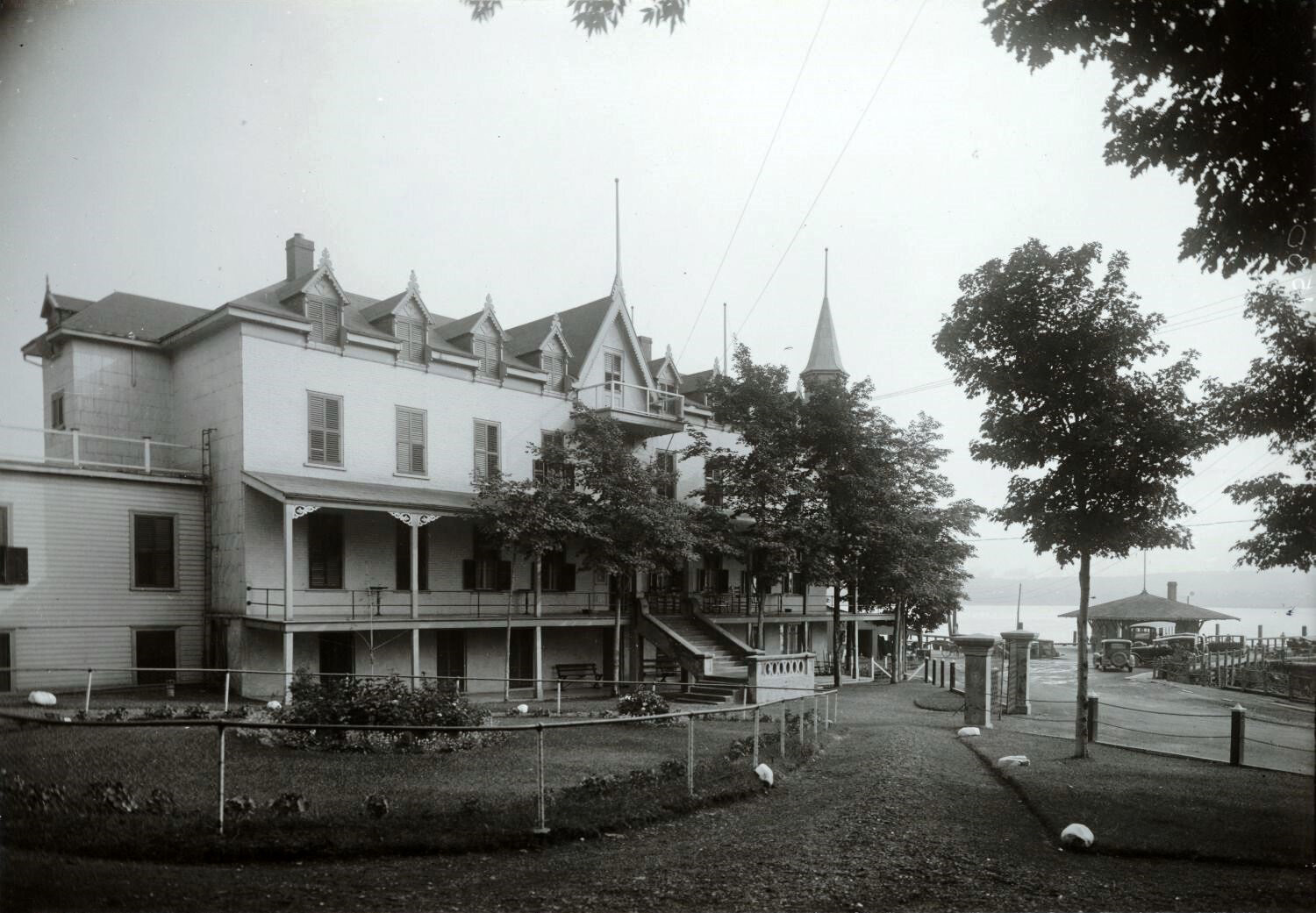 Château Bel-Air à Sainte-Pétronille. Vers 1920. Bibliothèque et Archives nationales du Québec.