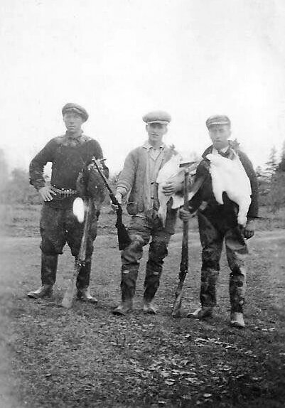 Trois frères : Joseph, Arthur et Xavier Allaire, à la chasse au canard à Saint-François de l'Île-d’Orléans. Vers 1935. Wikimedia Commons.