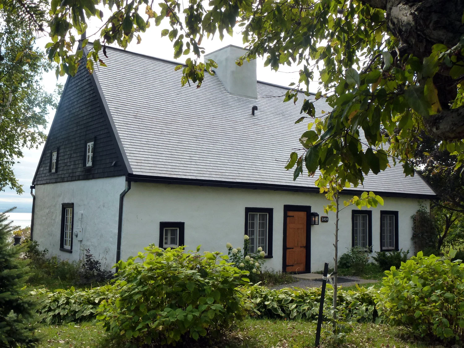 La maison Hébert-dit-Lecompte au 3404, chemin Royal à Saint-Jean. Photo prise en 2012 par la collaboratrice Wikimedia Commons Huguette Dion.