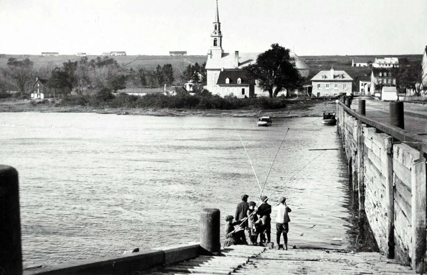 Le quai de Saint-Laurent. Vers 1920. Photo par M. Prévotat. Wikimedia Commons.
