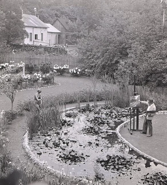 Horatio Walker peignant dans son jardin à l’Île-d'Orléans en 1933. Wikimedia Commons.
