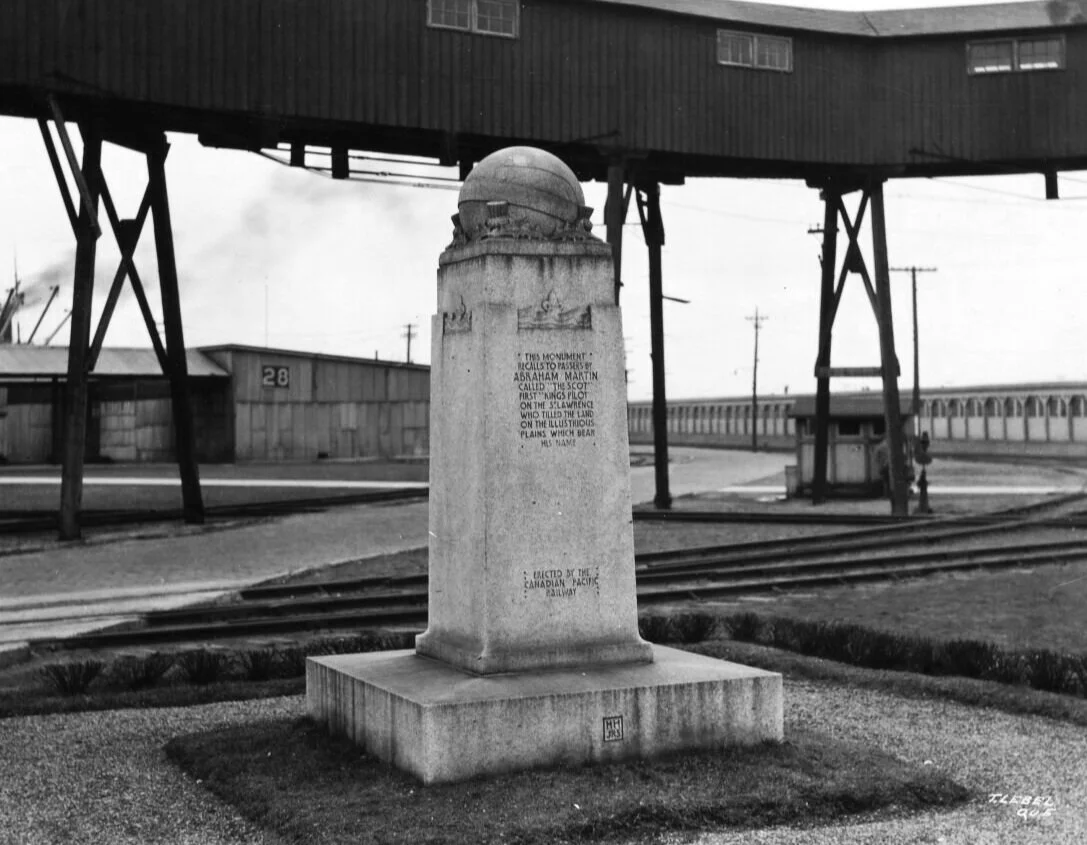Abraham Martin Monument in Québec City (1930 photo), Bibliothèque et Archives nationales du Québec.