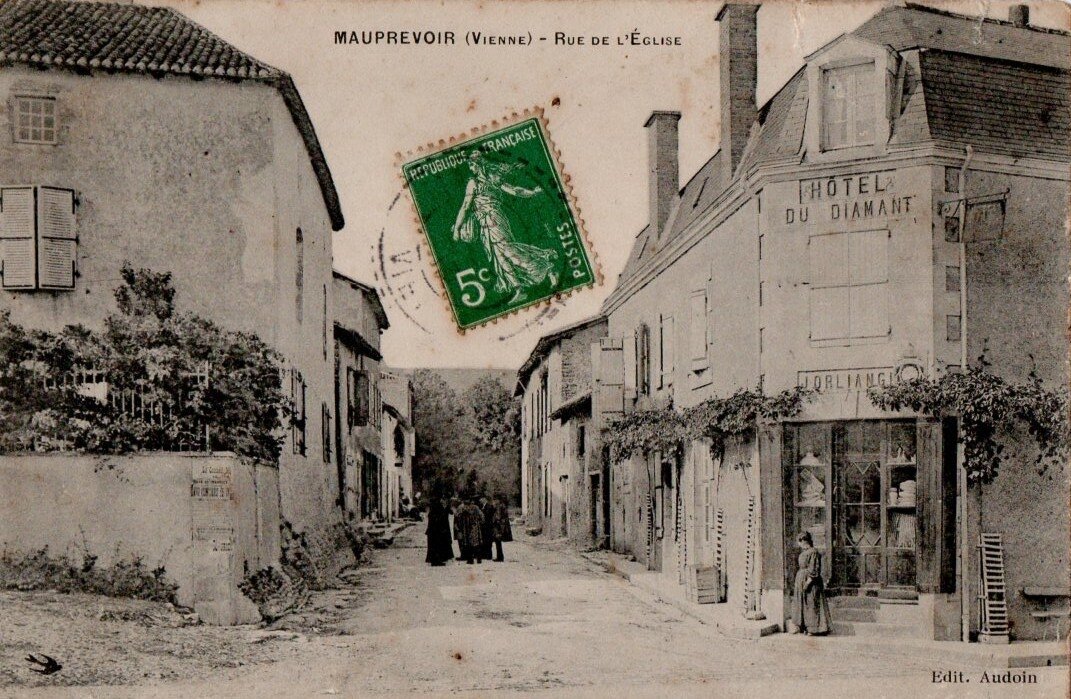 Carte postale non-datée de Mauprévoir (Geneanet)